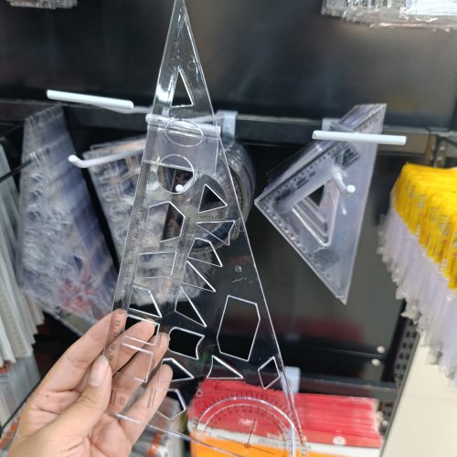 Régua triângular com formas geométricas