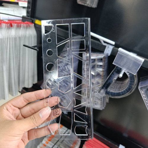 Régua retangular com formas geométricas