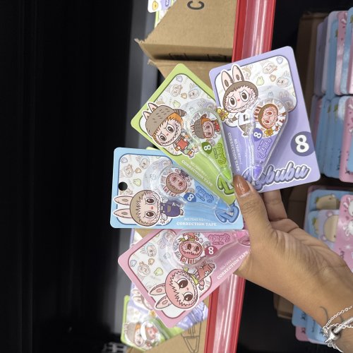 CORRETIVO EM FITA LABUBU